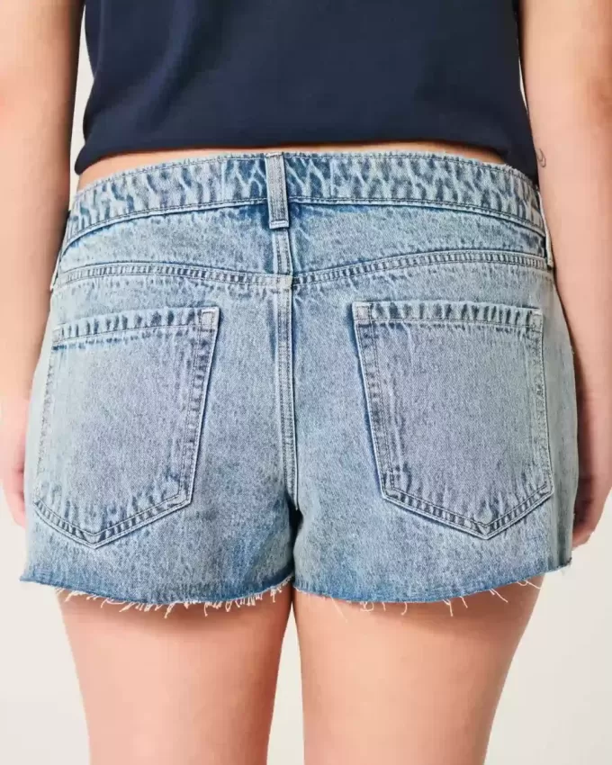 Mini shorts in denim lavaggio chiaro a vita bassissima Mini shorts in denim lavaggio chiaro a vita bassissima