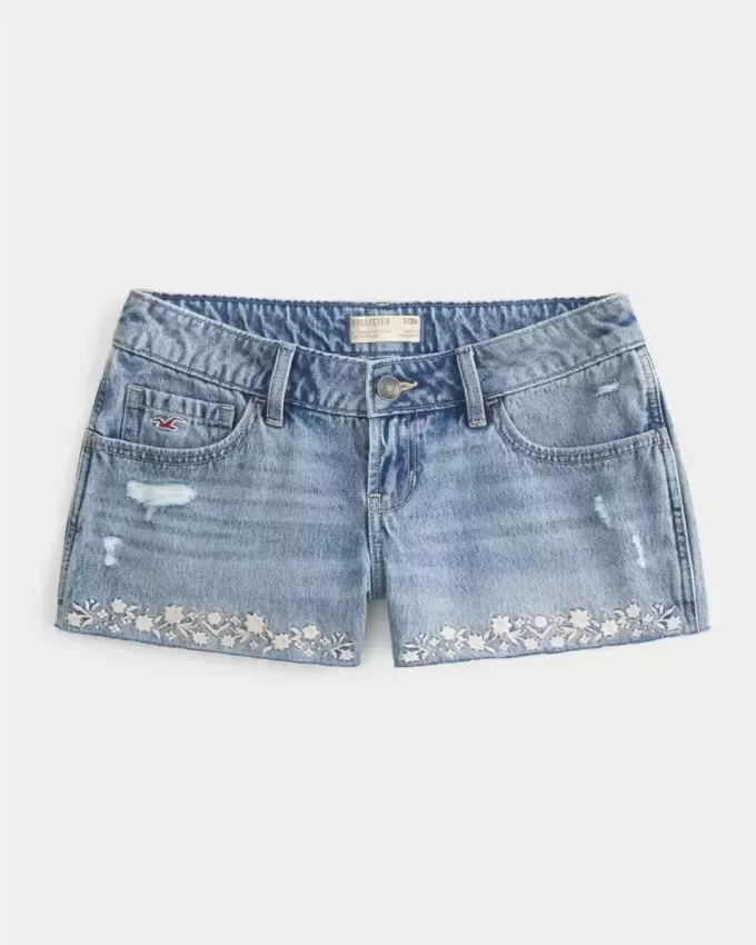 Mini shorts in denim ricamati a vita bassissima Mini shorts in denim ricamati a vita bassissima