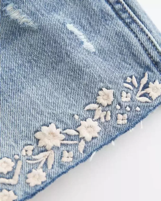 Mini shorts in denim ricamati a vita bassissima Mini shorts in denim ricamati a vita bassissima