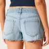 Mini shorts in denim strappati a vita bassa e lavaggio medio Mini shorts in denim strappati a vita bassa e lavaggio medio