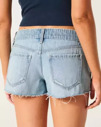Mini shorts in denim strappati a vita bassa e lavaggio medio