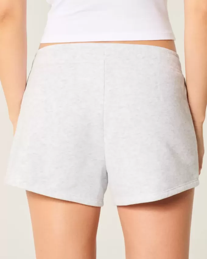 Mini shorts in pile con grafica a stella Mini shorts in pile con grafica a stella
