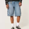 Pantaloncini cargo in denim super larghi con lavaggio medio