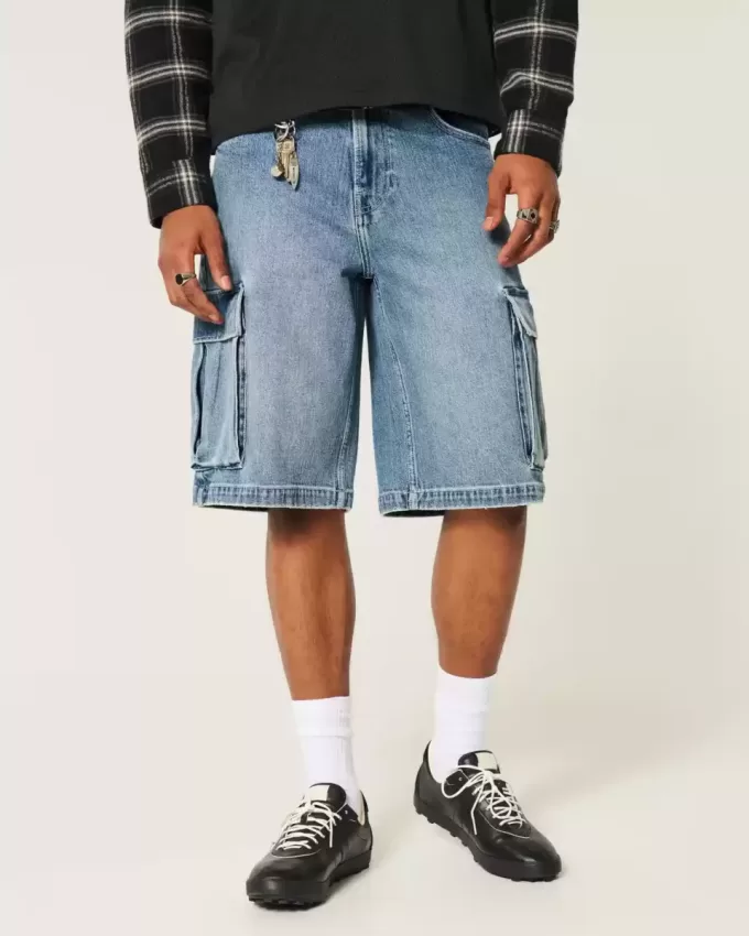 Pantaloncini cargo in denim super larghi con lavaggio medio