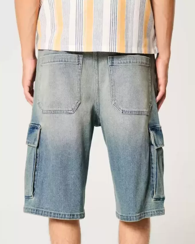 Pantaloncini cargo in denim super larghi con lavaggio medio