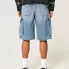 Pantaloncini cargo in denim super larghi con lavaggio medio