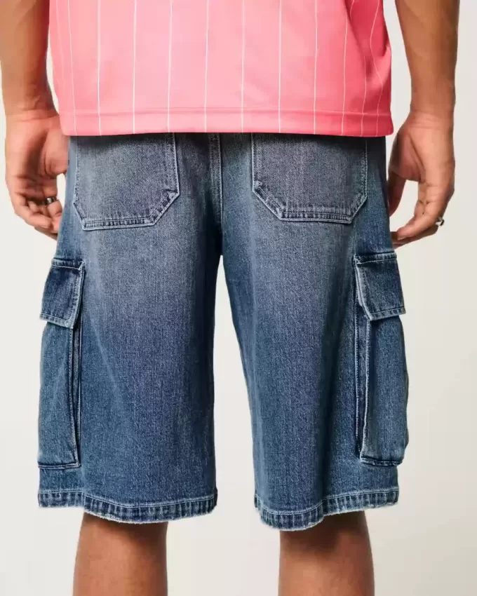 Pantaloncini cargo in denim super larghi con lavaggio medio