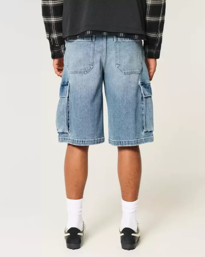 Pantaloncini cargo in denim super larghi con lavaggio medio