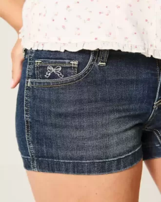 Pantaloncini corti in denim ricamati a vita bassa e lavaggio scuro