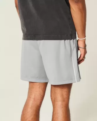 Pantaloncini da calcio con logo in maglia a metà coscia