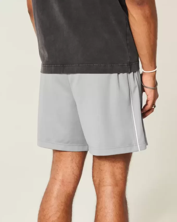 Pantaloncini da calcio con logo in maglia a metà coscia