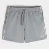 Pantaloncini da calcio con logo in maglia a metà coscia