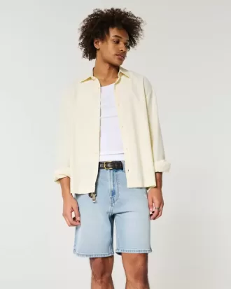Pantaloncini di jeans larghi e strappati sopra il ginocchio