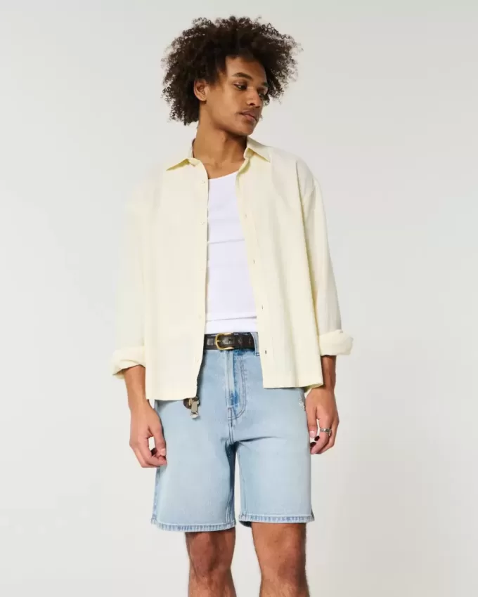 Pantaloncini di jeans larghi e strappati sopra il ginocchio