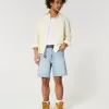 Pantaloncini di jeans larghi e strappati sopra il ginocchio