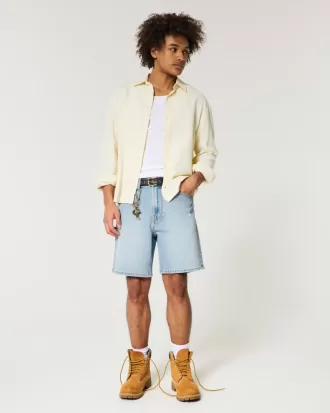Pantaloncini di jeans larghi e strappati sopra il ginocchio