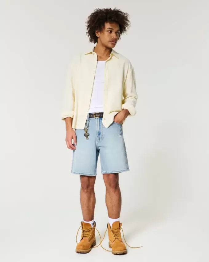 Pantaloncini di jeans larghi e strappati sopra il ginocchio