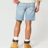 Pantaloncini di jeans larghi e strappati sopra il ginocchio