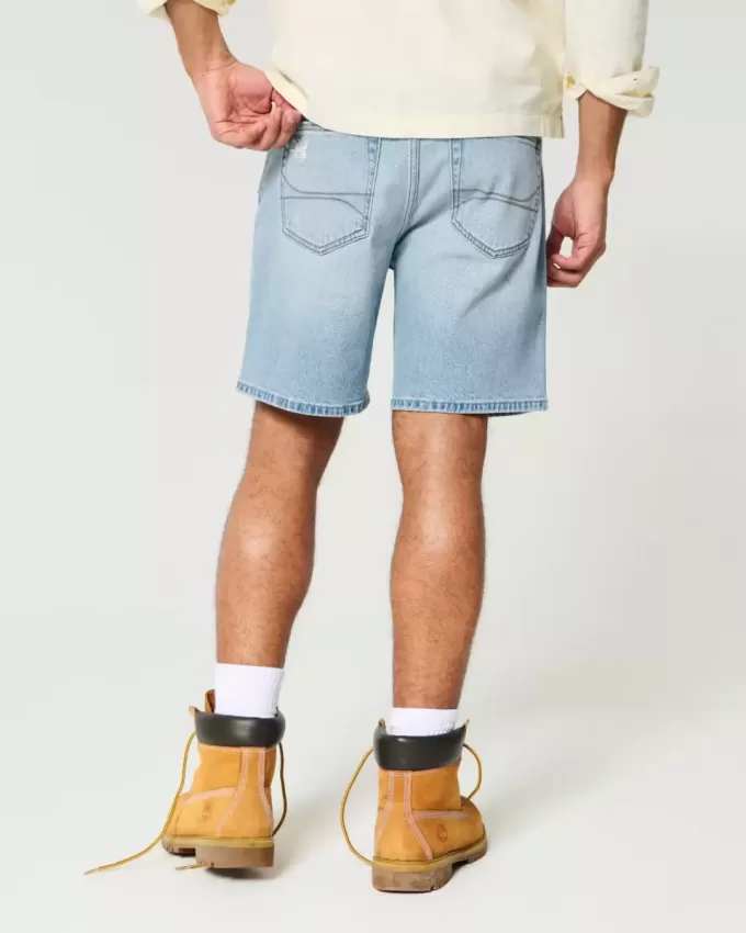 Pantaloncini di jeans larghi e strappati sopra il ginocchio