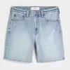 Pantaloncini di jeans larghi e strappati sopra il ginocchio