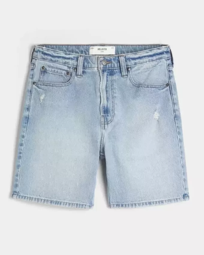 Pantaloncini di jeans larghi e strappati sopra il ginocchio