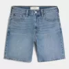 Pantaloncini di jeans larghi sopra il ginocchio