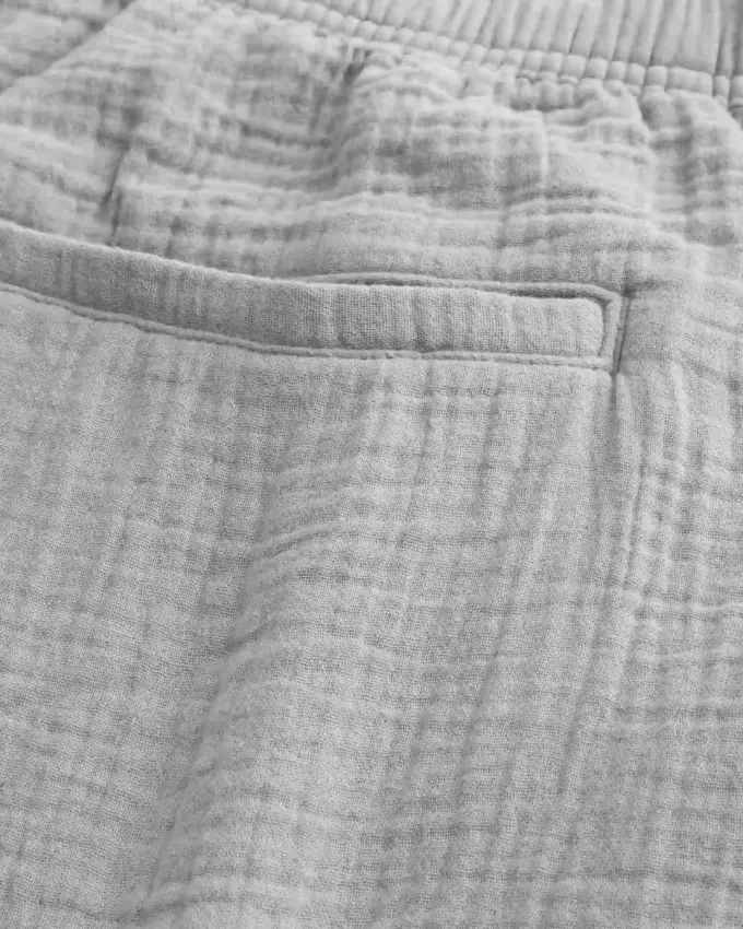 Pantaloncini in cotone stropicciato sopra il ginocchio