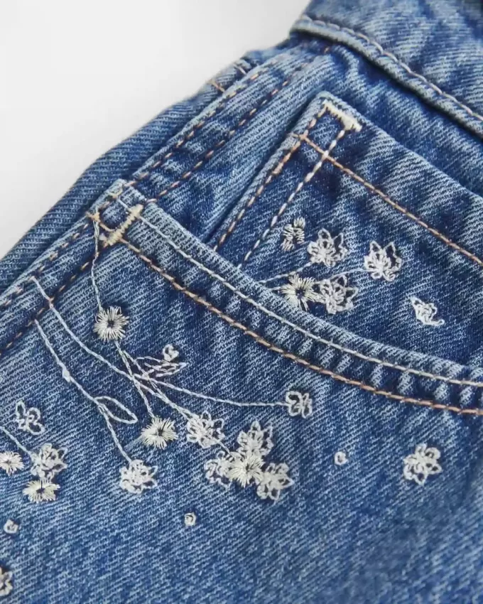 Pantaloncini in denim a trapezio con ricamo floreale e vita alta, lavaggio medio Pantaloncini in denim a trapezio con ricamo floreale e vita alta, lavaggio medio