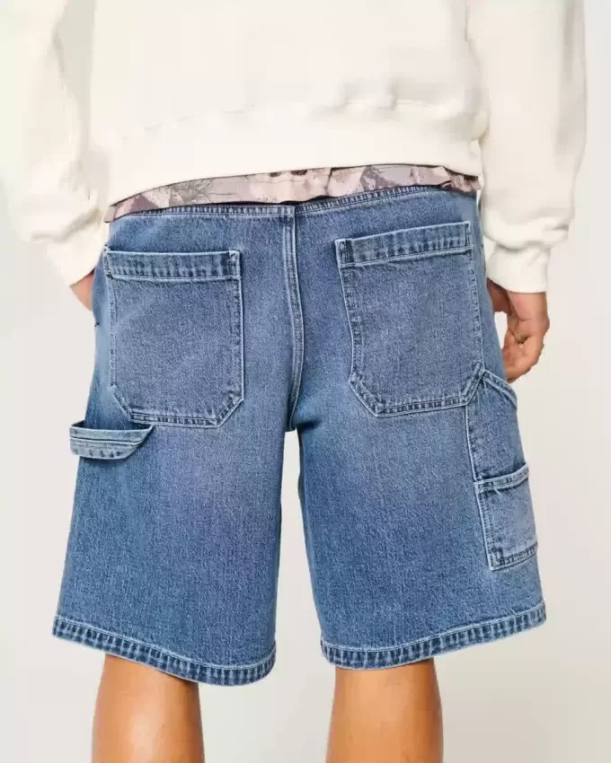 Pantaloncini in denim larghi da pittore con lavaggio medio