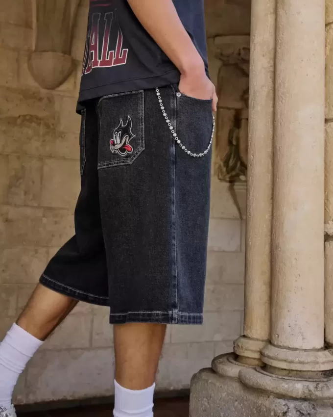 Pantaloncini in denim super larghi con grafica di gatti neri lavati