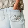 Pantaloncini in denim super larghi con grafica Dice e lavaggio chiaro