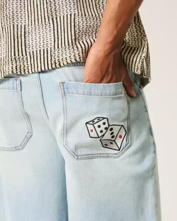 Pantaloncini in denim super larghi con grafica Dice e lavaggio chiaro
