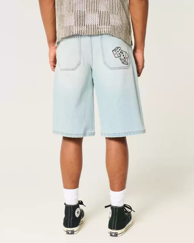 Pantaloncini in denim super larghi con grafica Dice e lavaggio chiaro