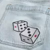 Pantaloncini in denim super larghi con grafica Dice e lavaggio chiaro