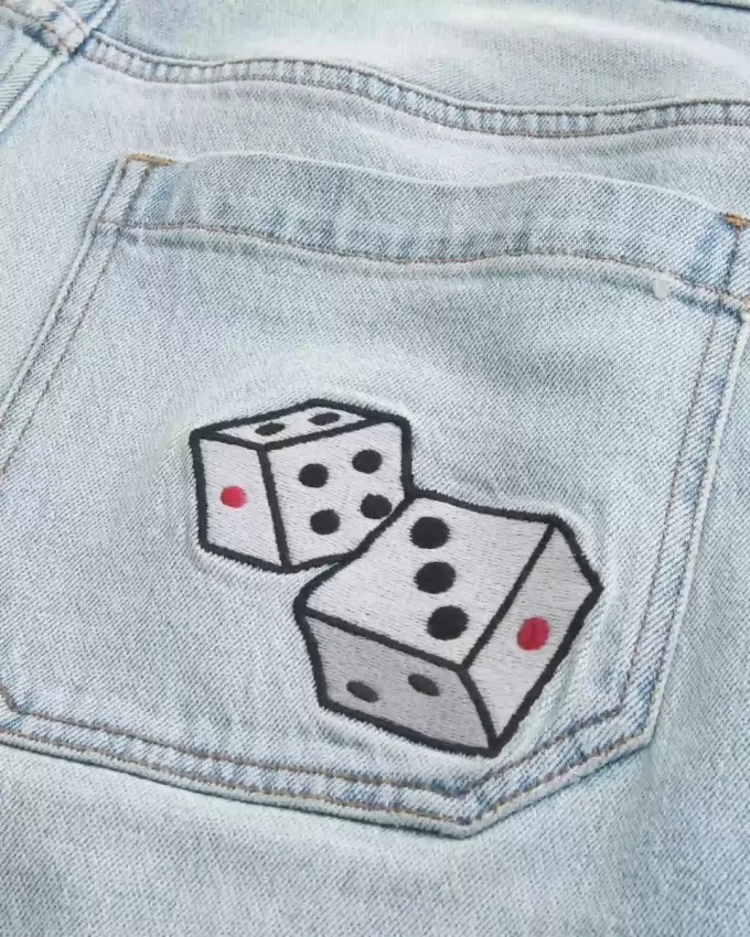 Pantaloncini in denim super larghi con grafica Dice e lavaggio chiaro