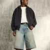 Pantaloncini in denim super larghi con lavaggio medio ingrassato