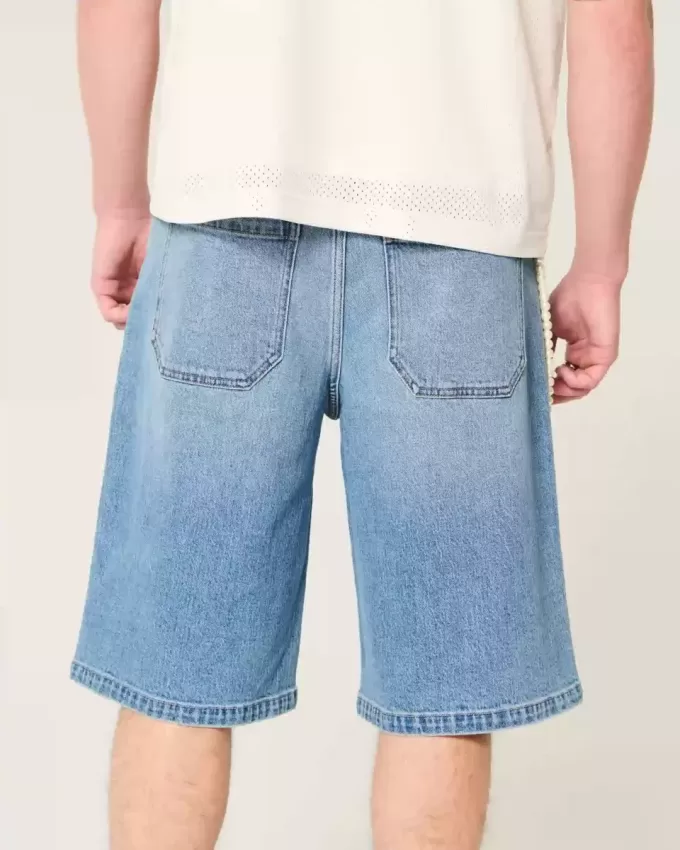 Pantaloncini in denim super larghi con lavaggio medio sotto il ginocchio