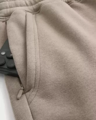 Pantaloncini in pile a metà coscia