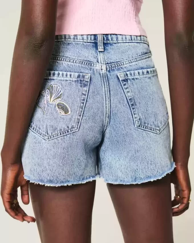 Pantaloncini larghi in denim con ricamo a conchiglia, lavaggio medio, a vita alta, 5″ Pantaloncini larghi in denim con ricamo a conchiglia, lavaggio medio, a vita alta, 5″