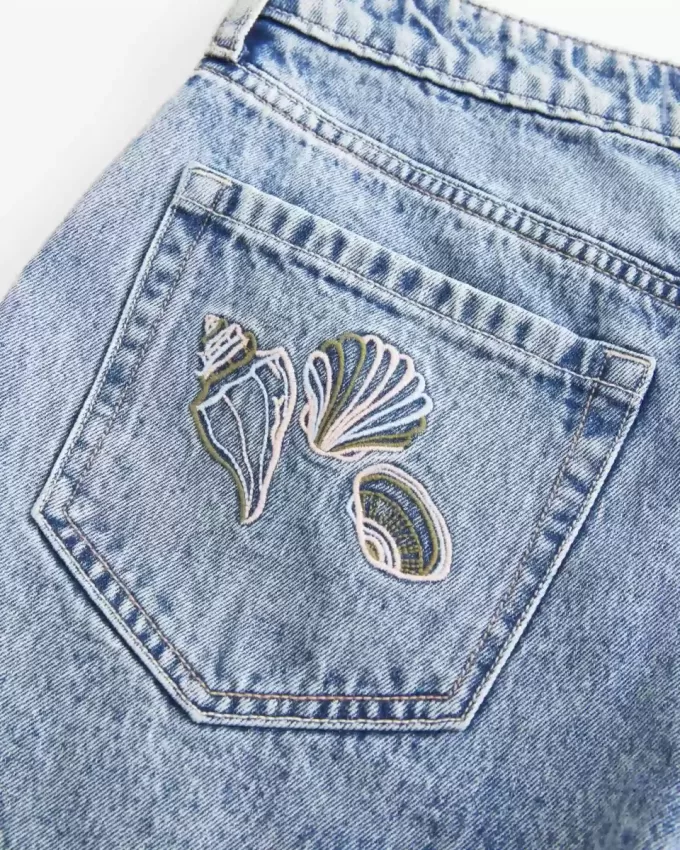 Pantaloncini larghi in denim con ricamo a conchiglia, lavaggio medio, a vita alta, 5″ Pantaloncini larghi in denim con ricamo a conchiglia, lavaggio medio, a vita alta, 5″