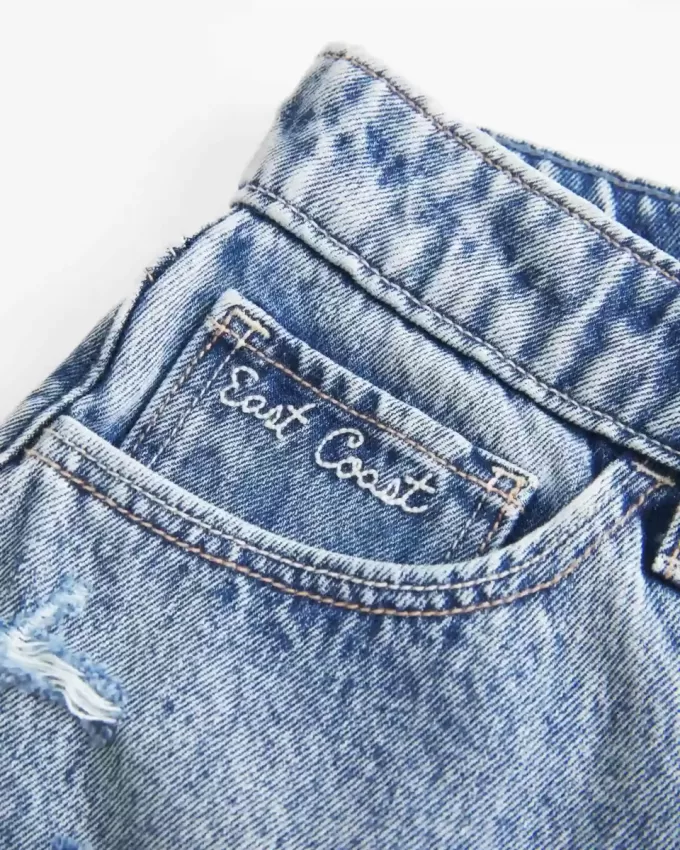 Pantaloncini larghi in denim con ricamo a conchiglia, lavaggio medio, a vita alta, 5″ Pantaloncini larghi in denim con ricamo a conchiglia, lavaggio medio, a vita alta, 5″