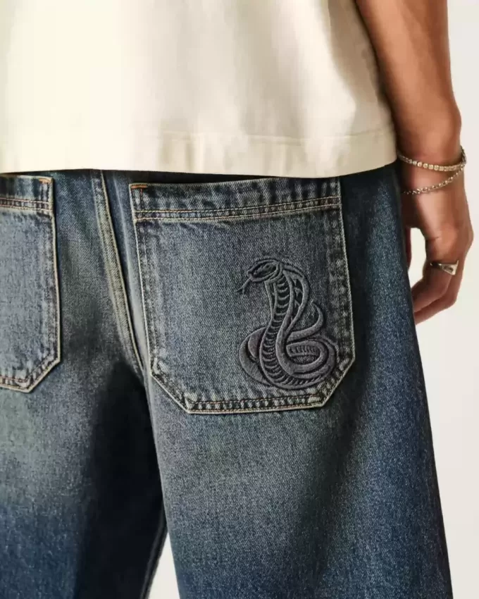Pantaloncini larghi in denim con stampa serpente