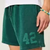 Pantaloncini larghi in pile con grafica a metà coscia