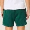 Pantaloncini larghi in pile con grafica a metà coscia