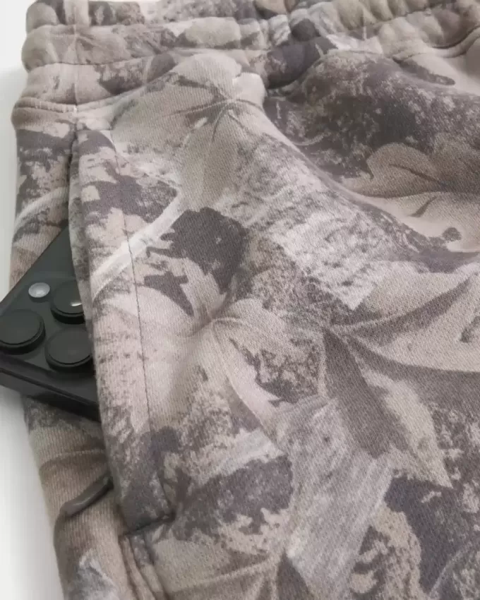 Pantaloncini mimetici larghi in pile a metà coscia