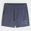 Pantaloncini sportivi con grafica a metà coscia