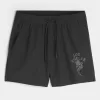 Pantaloncini sportivi con grafica a metà coscia