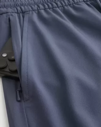 Pantaloncini sportivi con grafica a metà coscia