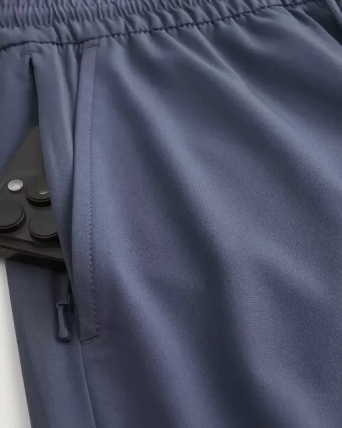Pantaloncini sportivi con grafica a metà coscia