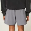 Pantaloncini sportivi con grafica a metà coscia